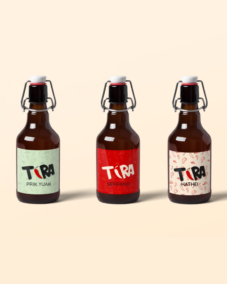 Trois bouteilles de sauce TIRA